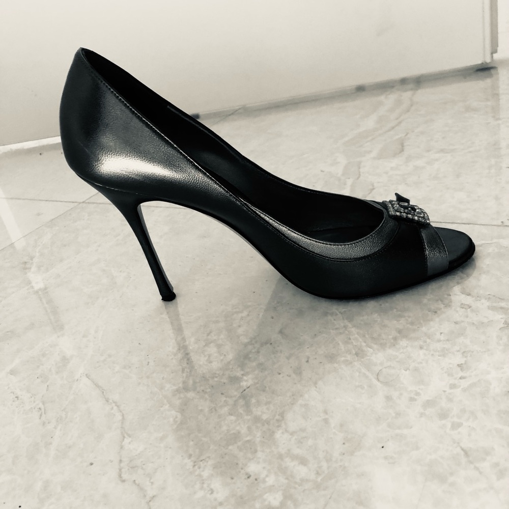 Manolo Blahnik Silver Grey Leather Open-Toe Stiletto Pumps. Size 39,5